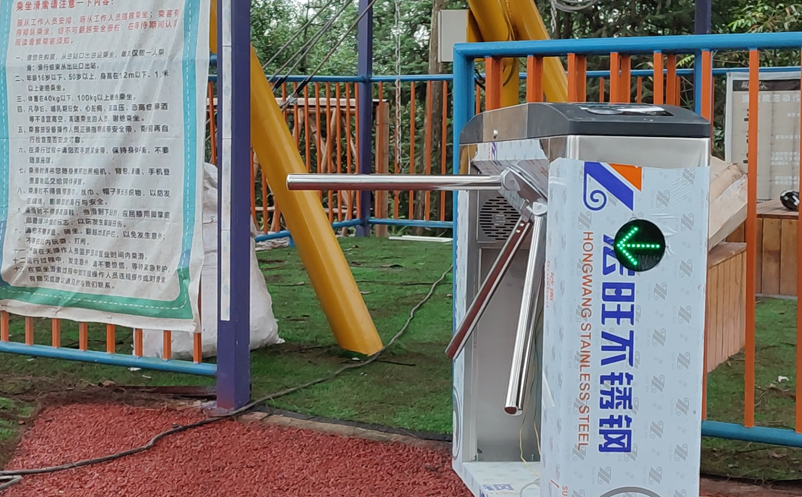 易景通工作人员在四川欢乐丛林景区滑索处智能检票闸机安装图 易景通工作人员在四川欢乐丛林景区滑索处智能检票闸机安装图