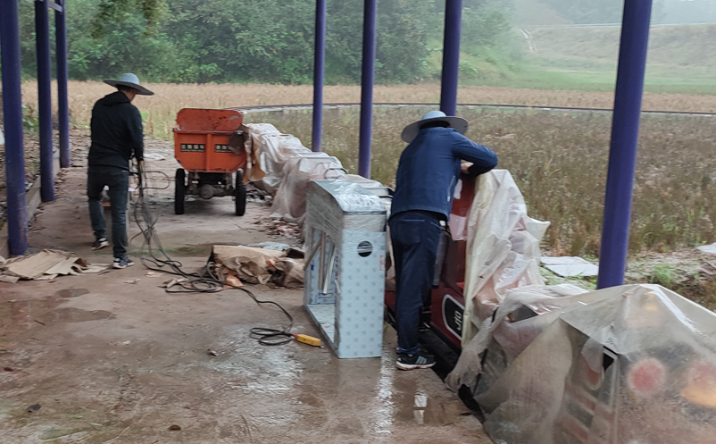 易景通工作人员在四川欢乐丛林景区稻田火车项目处智能检票闸机安装图 易景通工作人员在四川欢乐丛林景区稻田火车项目处智能检票闸机安装图