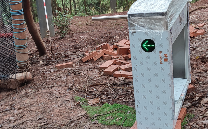 易景通工作人员在四川欢乐丛林景区丛林树网项目处智能检票闸机安装图 易景通工作人员在四川欢乐丛林景区丛林树网项目处智能检票闸机安装图g